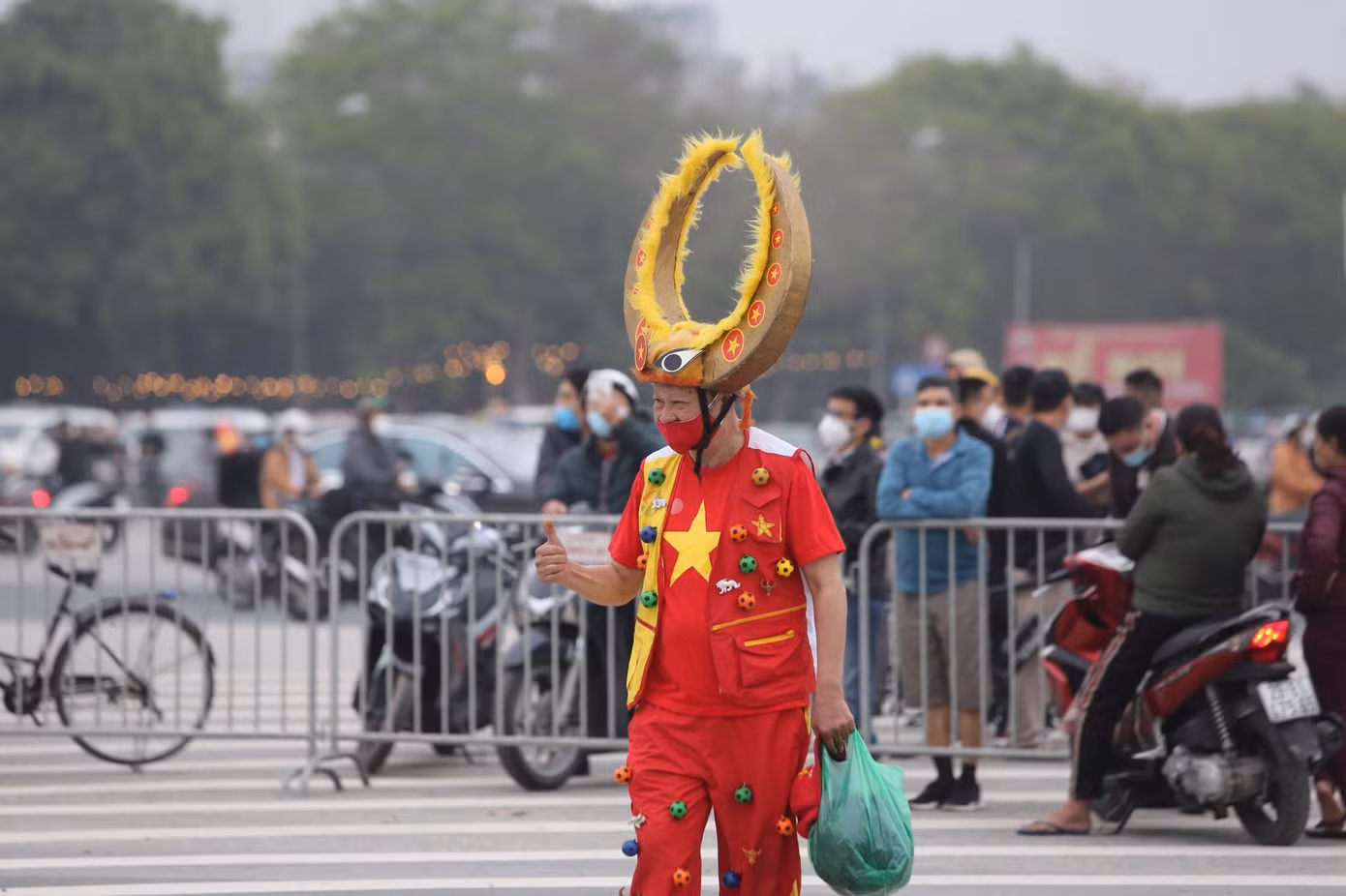 Muôn vàn kiểu hóa trang để cổ vũ cho đội tuyển Việt Nam.