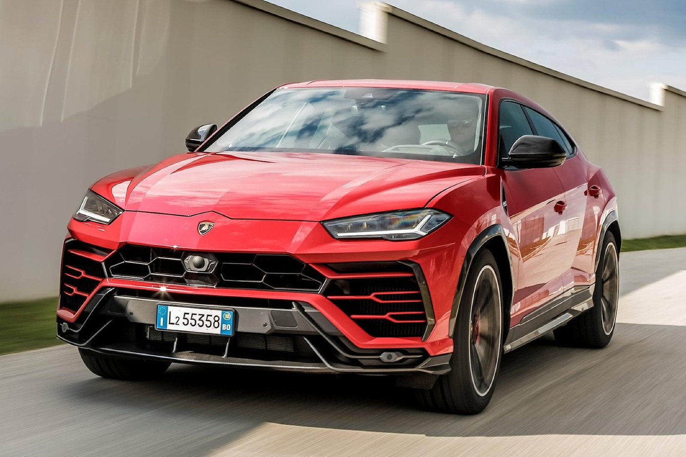 Lamborghini Urus đạt thành công về doanh số.