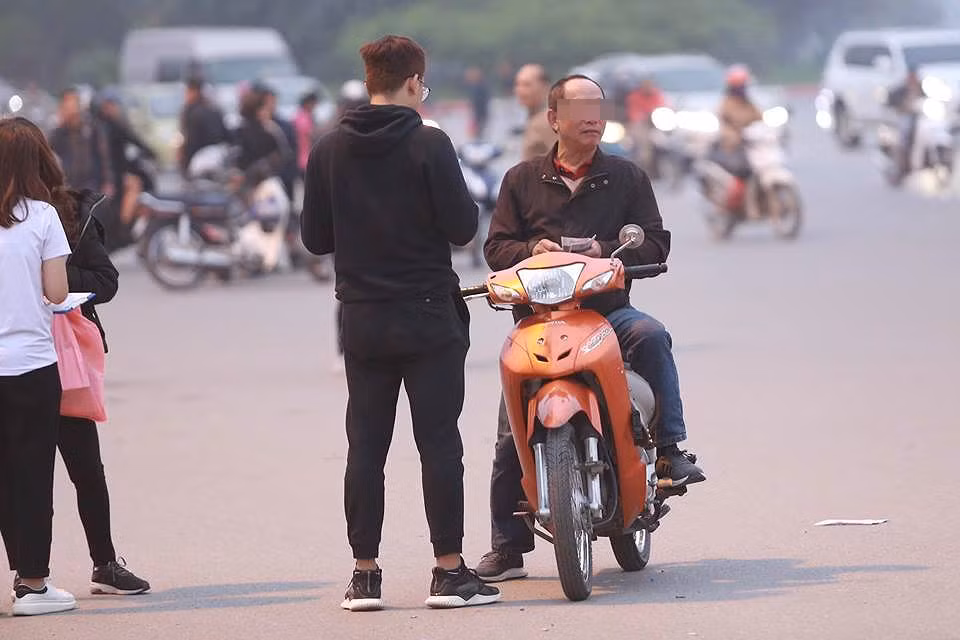 Cận giờ bóng lăn trận U23 Việt Nam vs U23 Thái Lan, phe vé vẫn hét giá ảnh 8