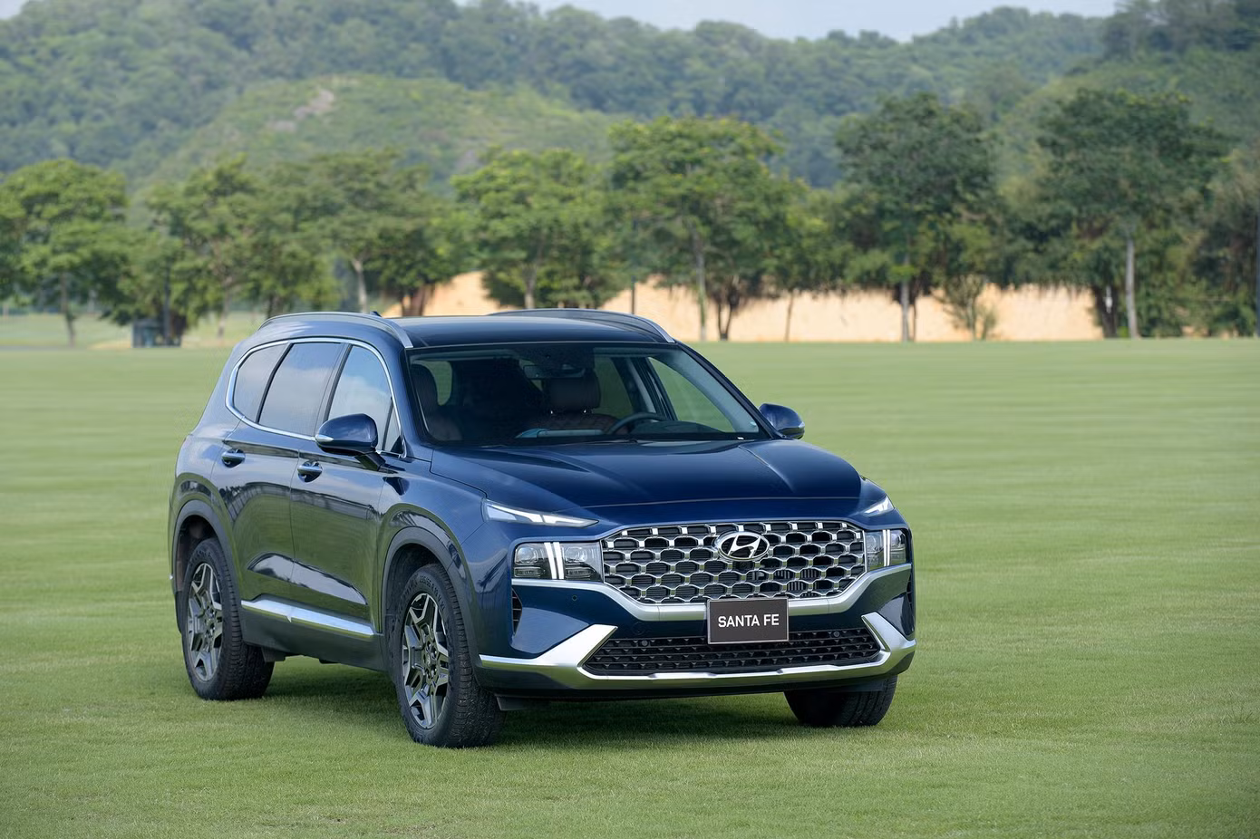 Hyundai Santa Fe mới được thay đổi khá nhiều về mặt ngoại thất. Hyundai Santa Fe mới được thay đổi khá nhiều về mặt ngoại thất.
