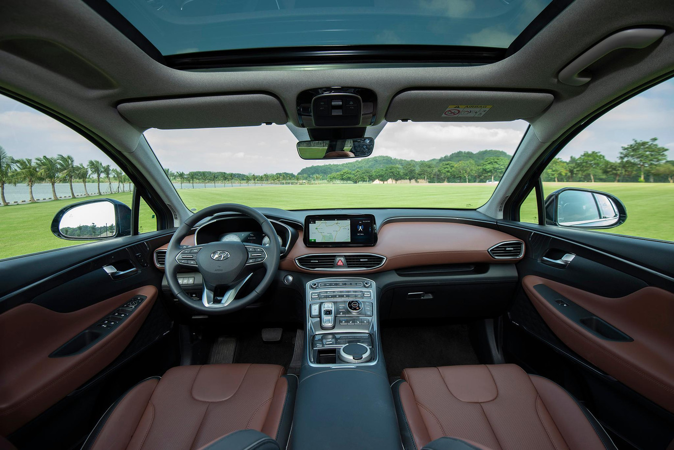 Khoang nội thất với vật liệu da chủ đạo. Khoang nội thất với vật liệu da chủ đạo.