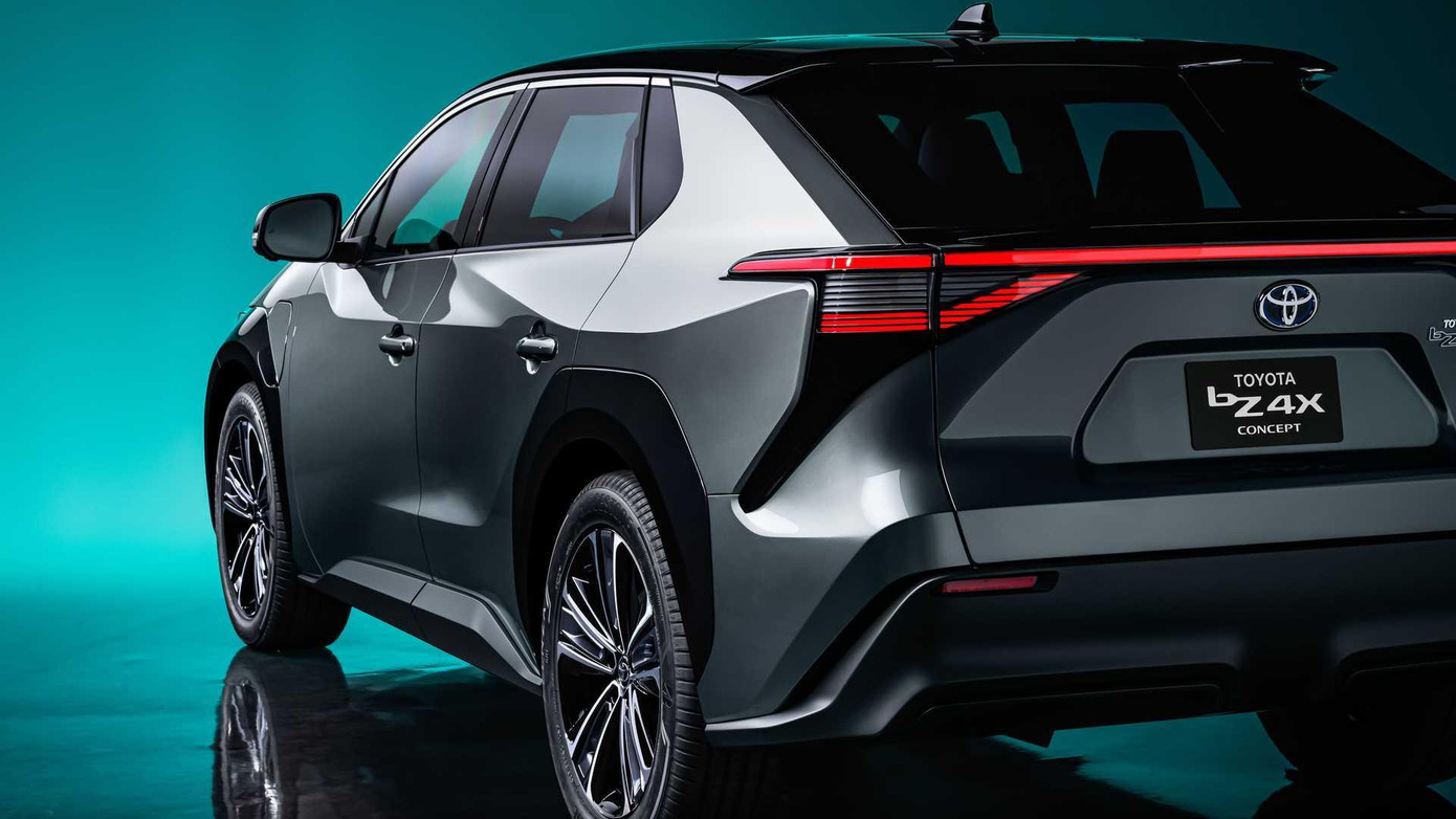 Đuôi xe có dải đèn LED nối hai cụm đèn hậu.