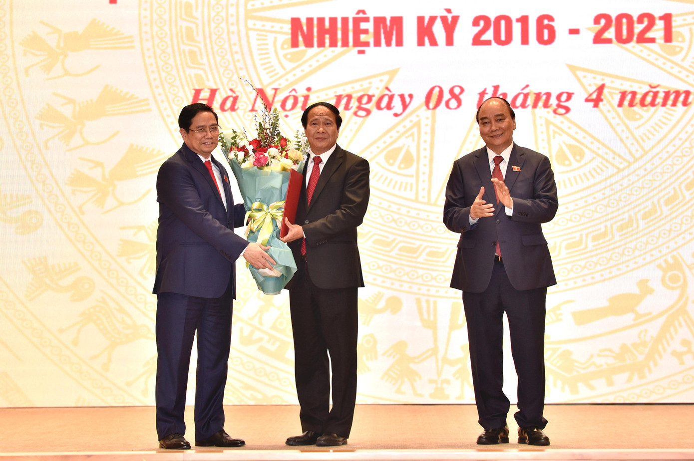 Thủ tướng Chính phủ Phạm Minh Chính tặng hoa chúc mừng Phó Thủ tướng Lê Văn Thành Thủ tướng Chính phủ Phạm Minh Chính tặng hoa chúc mừng Phó Thủ tướng Lê Văn Thành