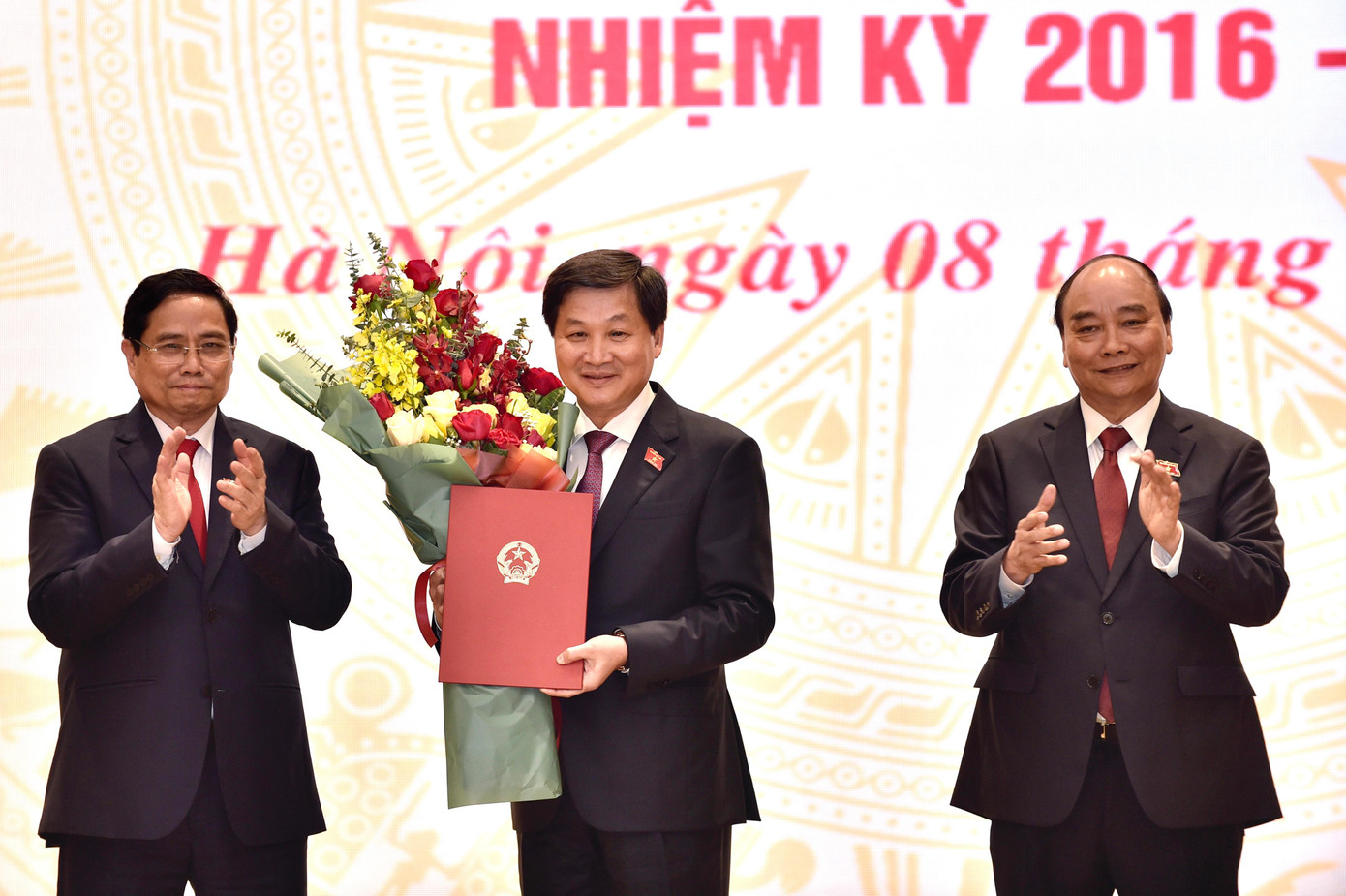 Thủ tướng Chính phủ Phạm Minh Chính tặng hoa chúc mừng Phó Thủ tướng Lê Minh Khái. Thủ tướng Chính phủ Phạm Minh Chính tặng hoa chúc mừng Phó Thủ tướng Lê Minh Khái.