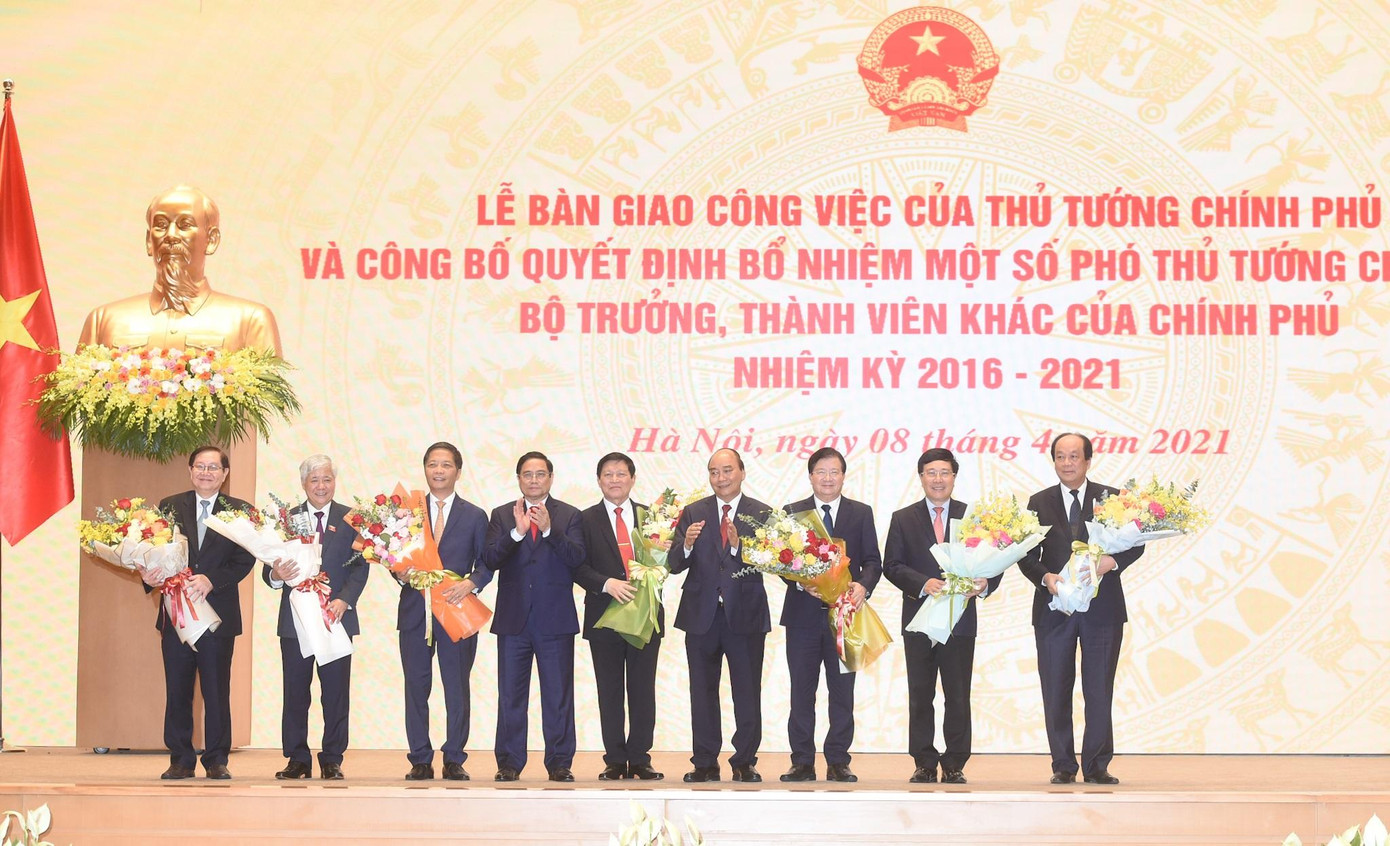 Chủ tịch nước Nguyễn Xuân Phúc và Thủ tướng Phạm Minh Chính tặng hoa cho các nguyên thành viên Chính phủ nhiệm kỳ 2016-2021. Ảnh: VGP/Quang Hiếu Chủ tịch nước Nguyễn Xuân Phúc và Thủ tướng Phạm Minh Chính tặng hoa cho các nguyên thành viên Chính phủ nhiệm kỳ 2016-2021. Ảnh: VGP/Quang Hiếu