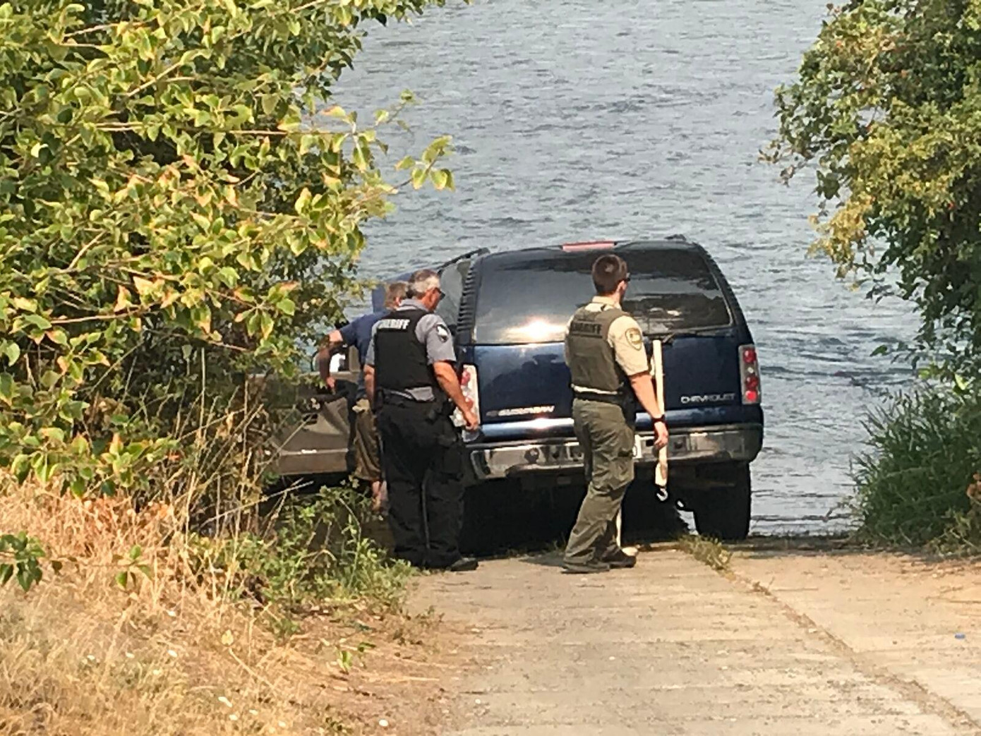 Hình ảnh chiếc Chevrolet Suburban lao xuống sông. Hình ảnh chiếc Chevrolet Suburban lao xuống sông.