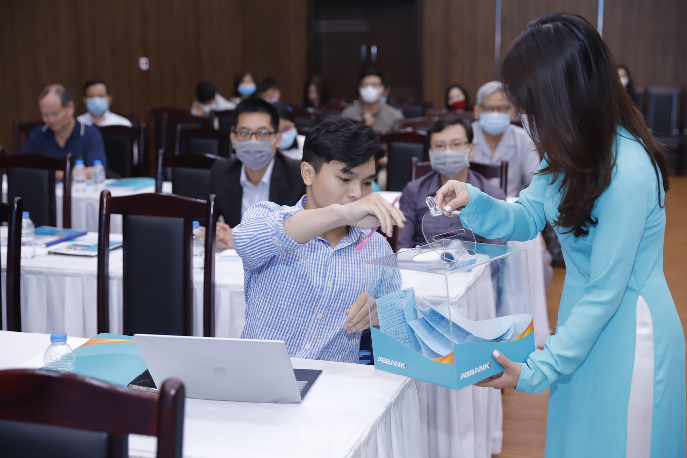 Cổ đông bỏ phiếu thông qua các tờ trình tại ĐHCĐ.