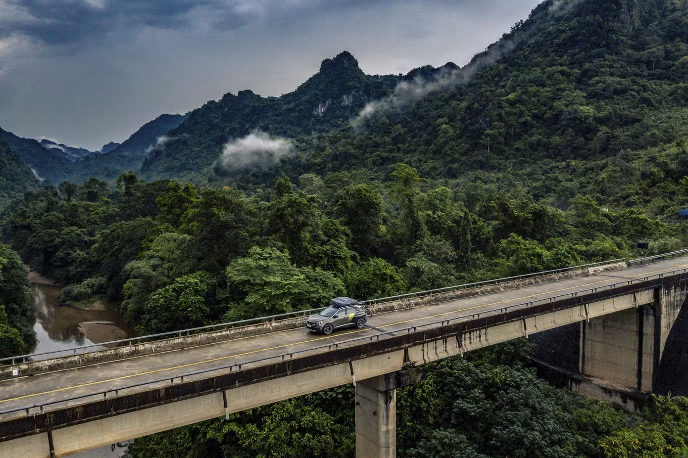 Tạp chí xe của Anh chạy thử Peugeot 3008 độ ở Việt Nam ảnh 2