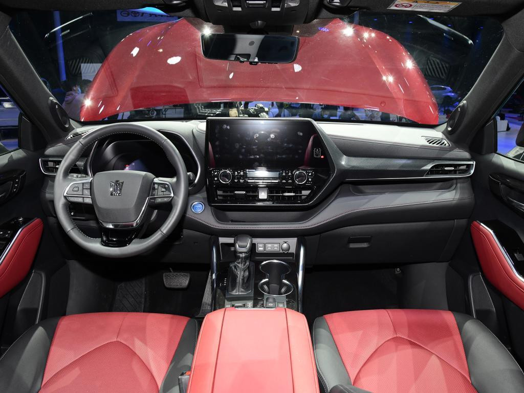 Khoang nội thất của Crown Kluger gần như y hệt Highlander.