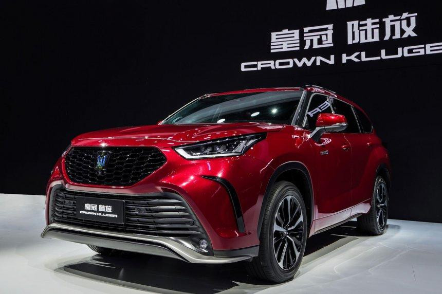 Lưới tản nhiệt mang logo của dòng xe Crown.