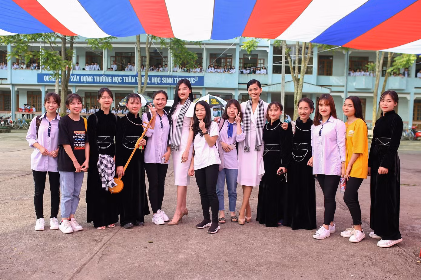Hành trình Từ Trái Tim: Á hậu, người đẹp vượt núi tặng sách cho thanh niên ảnh 6