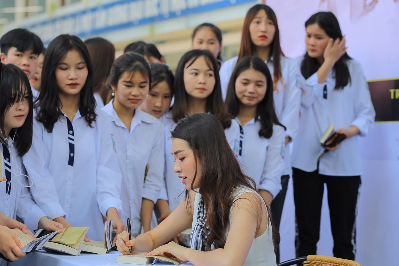 Hành trình Từ Trái Tim: Á hậu, người đẹp vượt núi tặng sách cho thanh niên ảnh 1