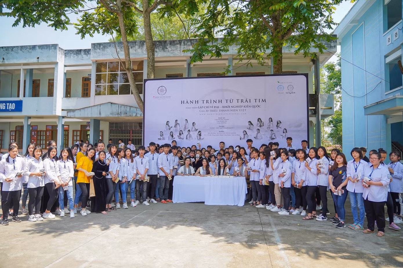 Hành trình Từ Trái Tim: Á hậu, người đẹp vượt núi tặng sách cho thanh niên ảnh 7