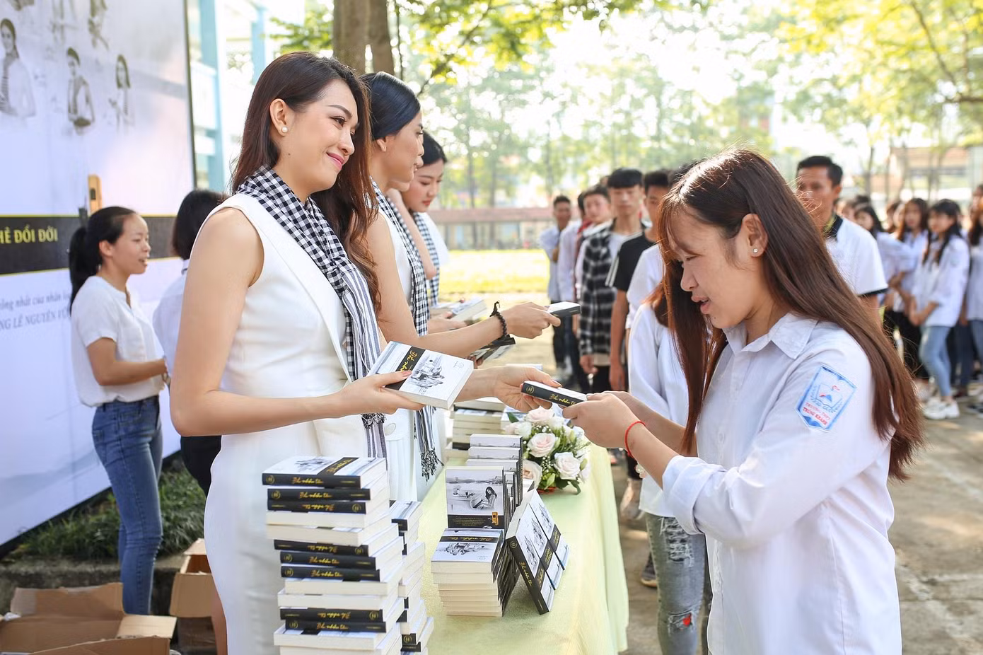 Hành trình Từ Trái Tim: Á hậu, người đẹp vượt núi tặng sách cho thanh niên ảnh 4