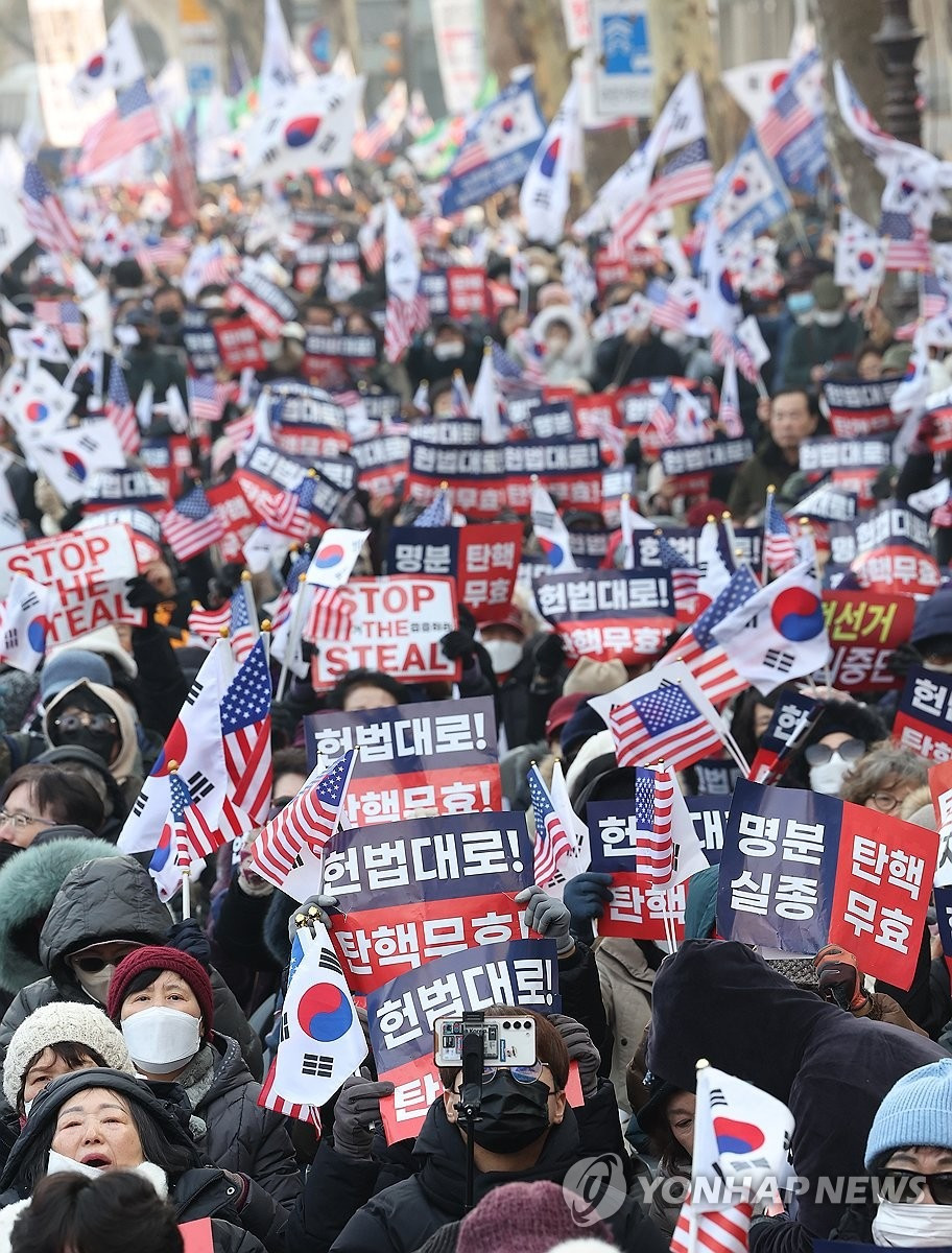 Những người ủng hộ ông Yoon tụ tập gần tòa án. (Ảnh: Yonhap)