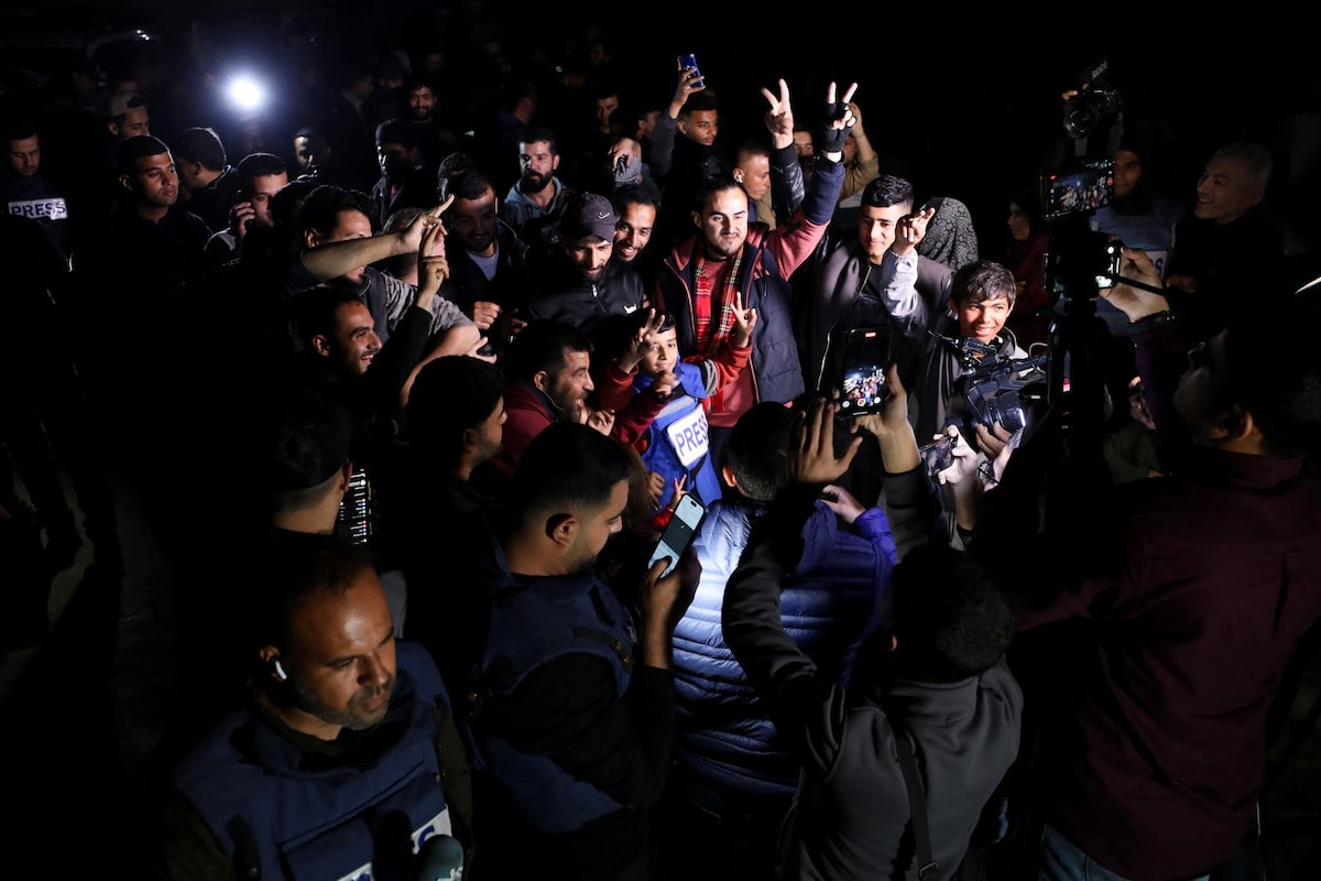 Người dân Palestine xuống đường ăn mừng ở Dải Gaza. (Ảnh: Reuters) Người dân Palestine xuống đường ăn mừng ở Dải Gaza. (Ảnh: Reuters)