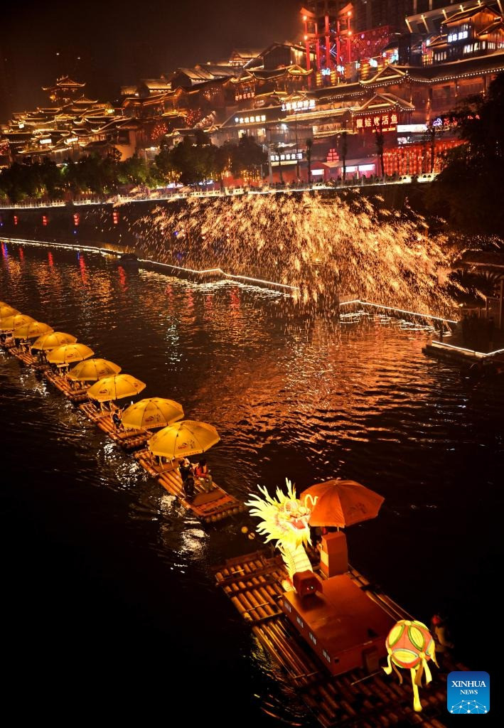 Khách du lịch thưởng thức chương trình biểu diễn "hoa sắt", một loại hình nghệ thuật dân gian ném sắt nóng chảy để tạo thành pháo hoa, trên bè tre dọc theo sông Công Thủy ở Hồ Bắc. (Ảnh: Tân Hoa Xã) Khách du lịch thưởng thức chương trình biểu diễn "hoa sắt", một loại hình nghệ thuật dân gian ném sắt nóng chảy để tạo thành pháo hoa, trên bè tre dọc theo sông Công Thủy ở Hồ Bắc. (Ảnh: Tân Hoa Xã)