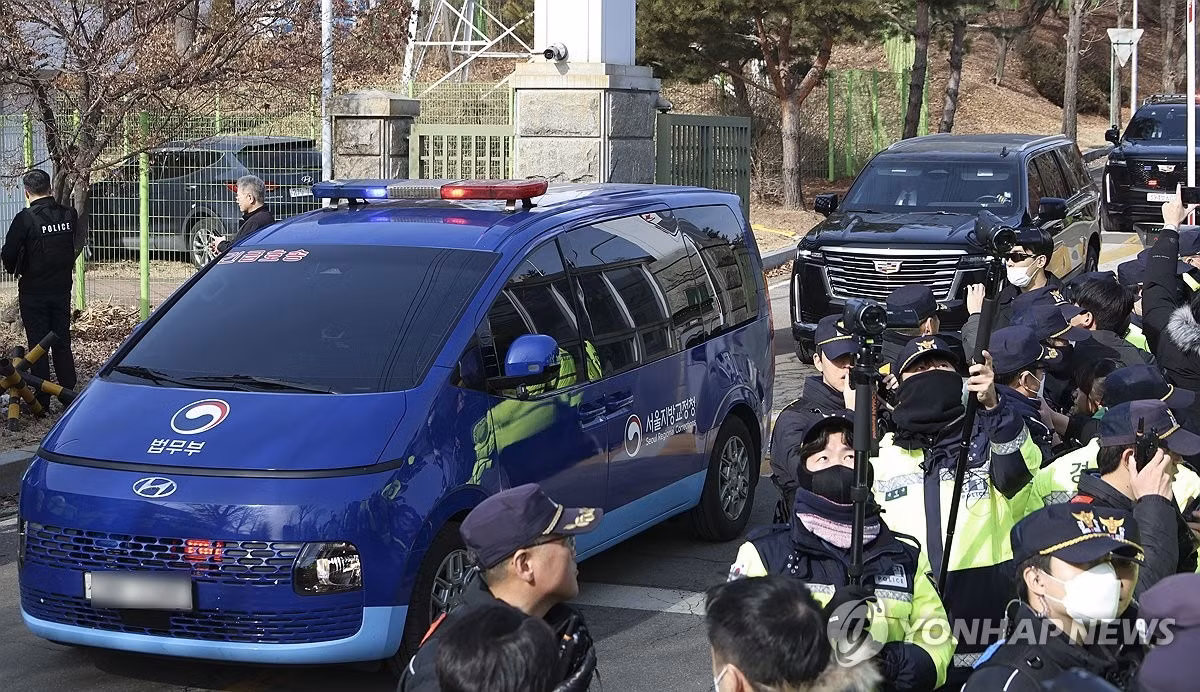 Đoàn xe được cho là chở ông Yoon tiến vào toà án. (Ảnh: Yonhap)