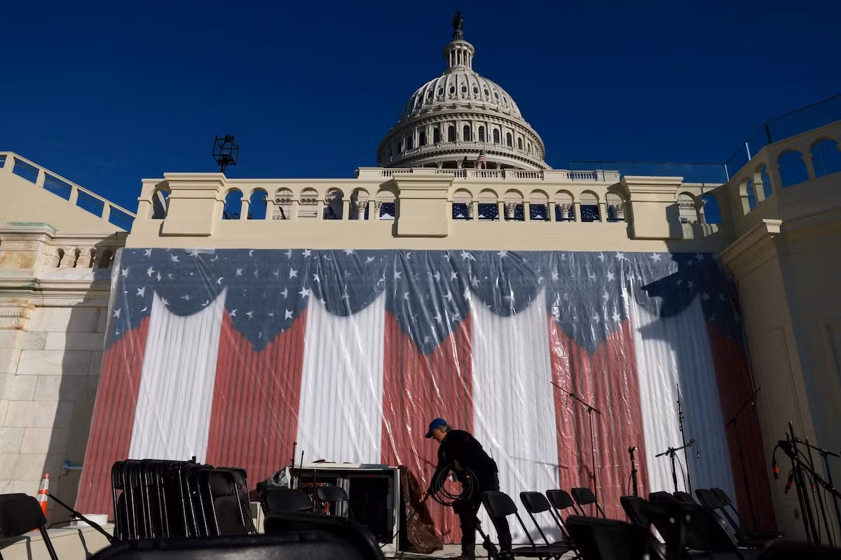 Sân khấu ngoài trời tại Đồi Capitol trước khi ông Trump tuyên bố chuyển lễ nhậm chức vào trong nhà. (Ảnh: Reuters)