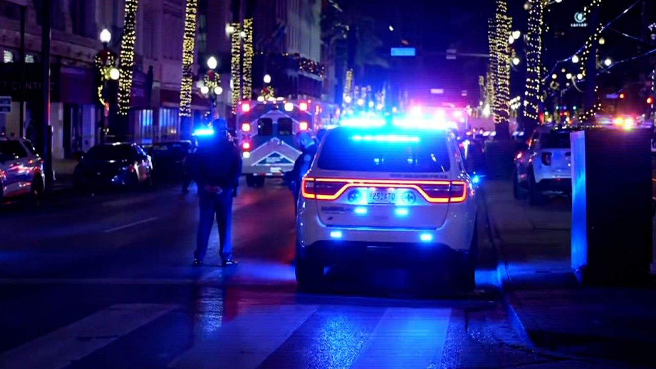 Lực lượng chức năng tại hiện trường. (Ảnh: CNN)