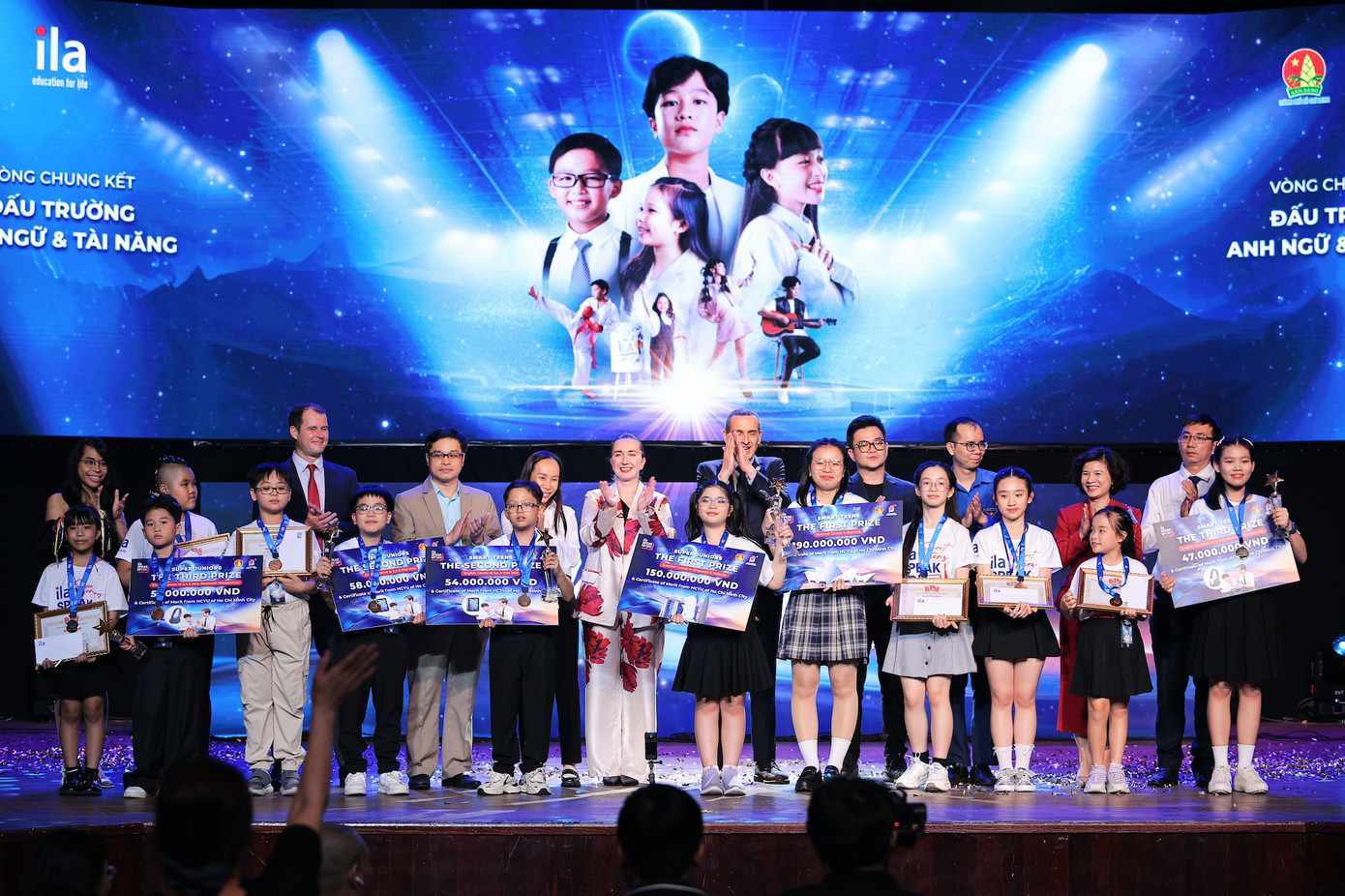 12 thí sinh xuất sắc của đêm chung kết. 12 thí sinh xuất sắc của đêm chung kết.