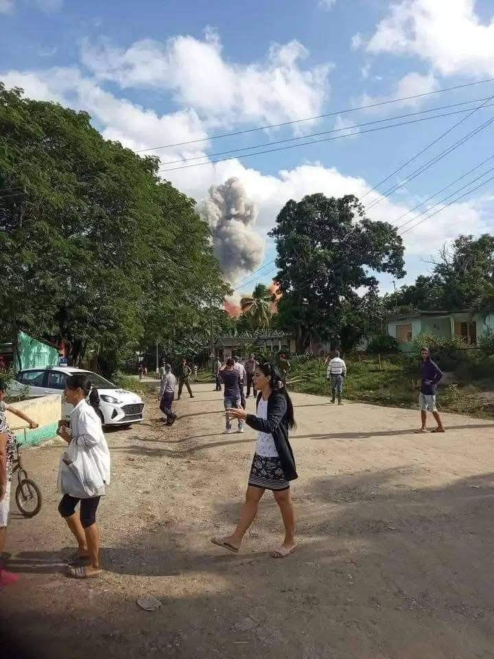 Hình ảnh được cho là từ khu dân cư cạnh kho đạn bị cháy. (Ảnh: Ciber Cuba) Hình ảnh được cho là từ khu dân cư cạnh kho đạn bị cháy. (Ảnh: Ciber Cuba)