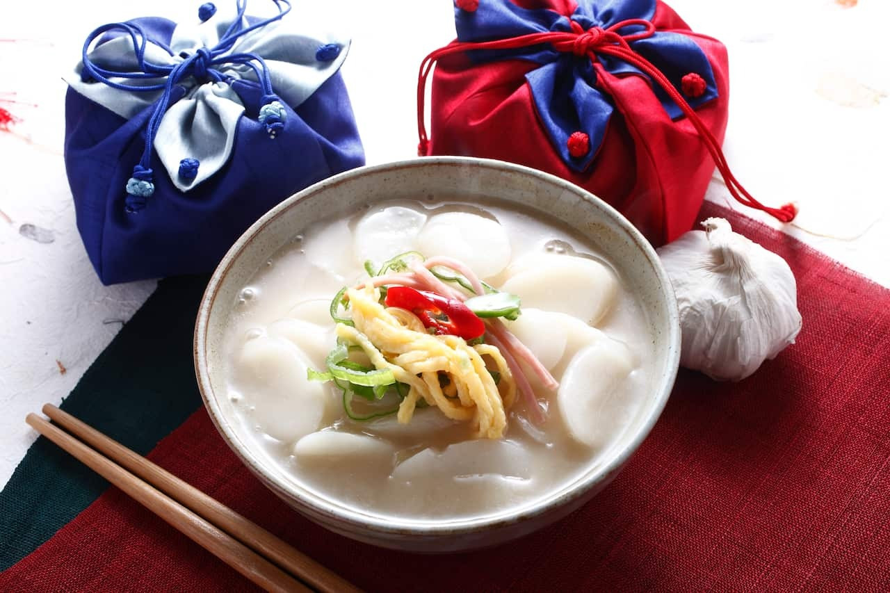 Món Tteokguk với bánh gạo và nước dùng. (Ảnh: Getty Images) Món Tteokguk với bánh gạo và nước dùng. (Ảnh: Getty Images)