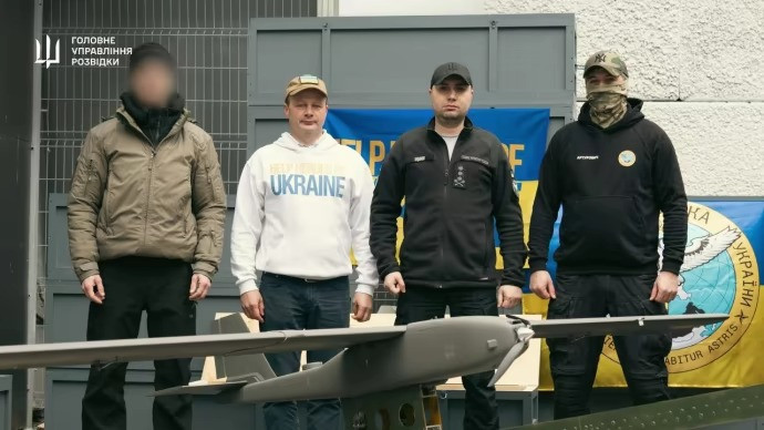 Các quan chức Cơ quan Tình báo Quốc phòng Ukraine cùng máy bay không người lái Hazard. (Ảnh: Pravda)