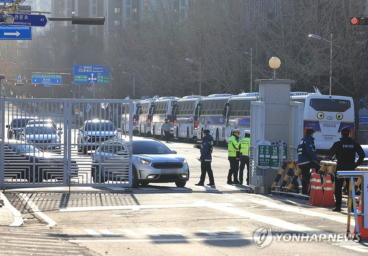 Cảnh sát canh gác bên ngoài trụ sở CIO. (Ảnh: Yonhap) Cảnh sát canh gác bên ngoài trụ sở CIO. (Ảnh: Yonhap)