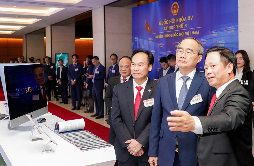 Các đồng chí lãnh đạo Đảng, Nhà nước đến thăm gian trưng bày công nghệ số của Agribank tại sự kiện