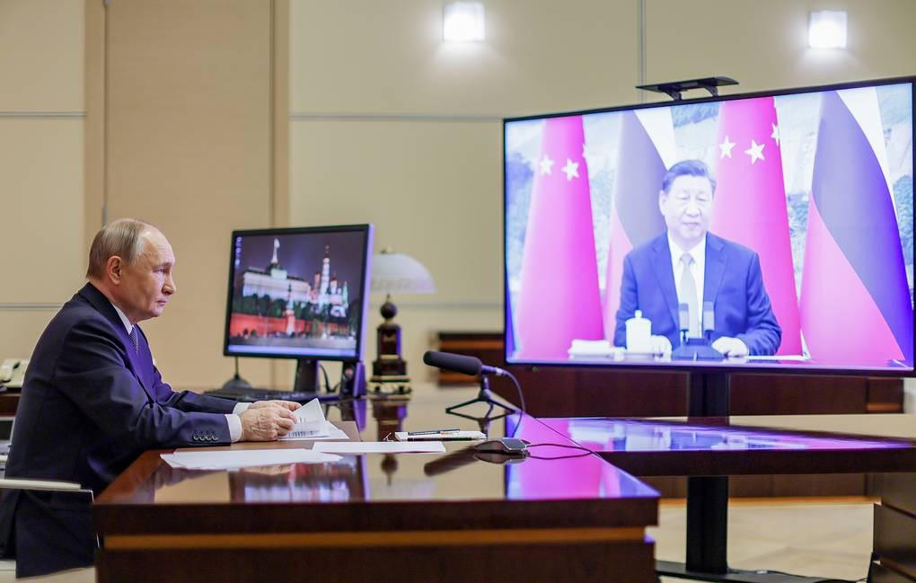 Tổng thống Nga Vladimir Putin trò chuyện với Chủ tịch Trung Quốc Tập Cận Bình qua video. (Ảnh: Tass) Tổng thống Nga Vladimir Putin trò chuyện với Chủ tịch Trung Quốc Tập Cận Bình qua video. (Ảnh: Tass)