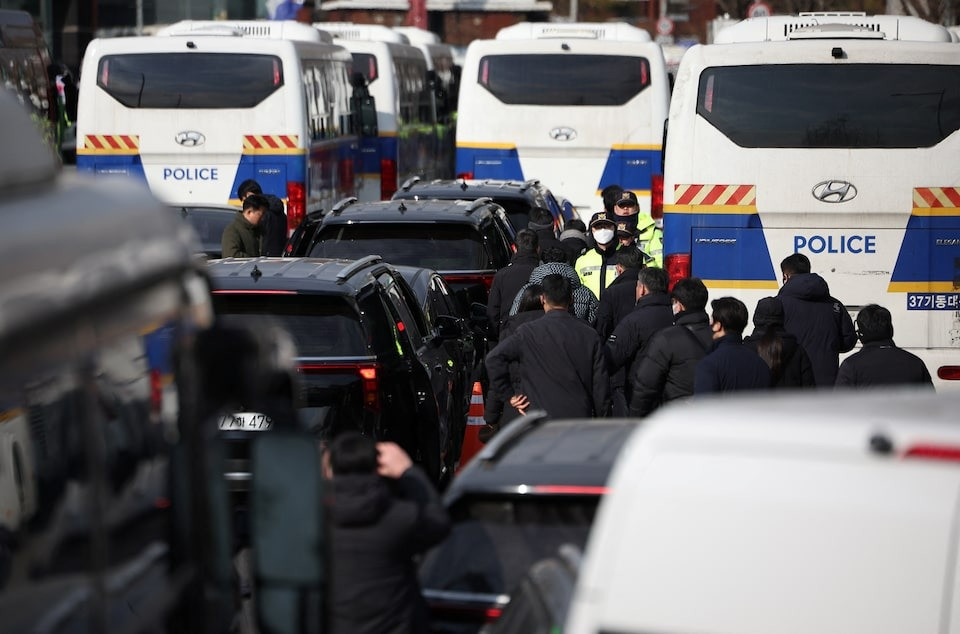 Các điều tra viên rời khỏi dinh thự tổng thống trưa 3/1. (Ảnh: Reuters)