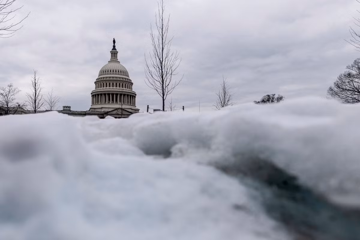 Tuyết trắng bao phủ Đồi Capitol. (Ảnh: Reuters)