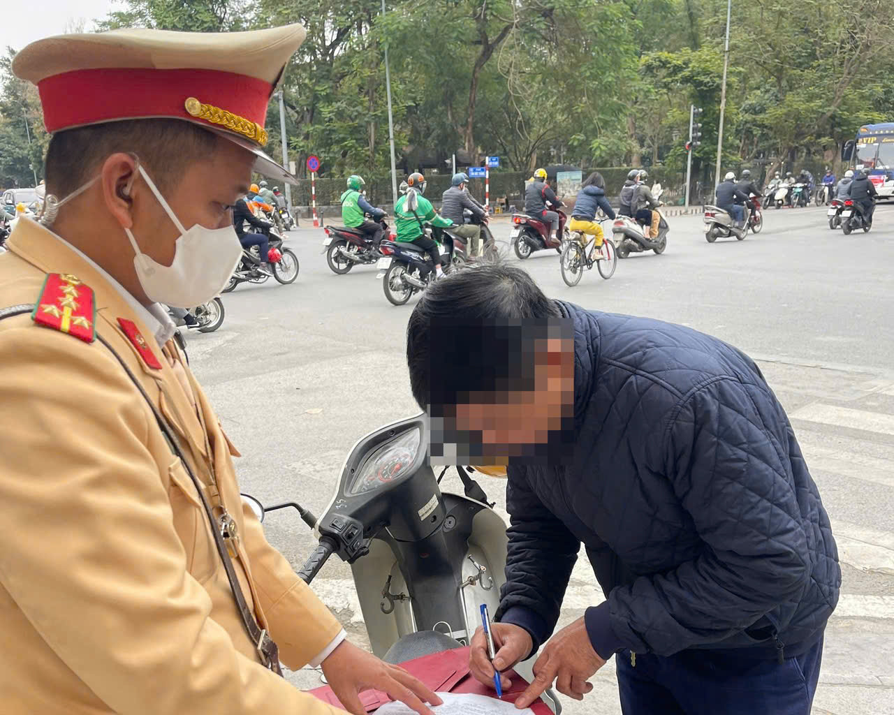 CSGT lập biên bản vi phạm hành chính đối với anh P.C.Đ. CSGT lập biên bản vi phạm hành chính đối với anh P.C.Đ.