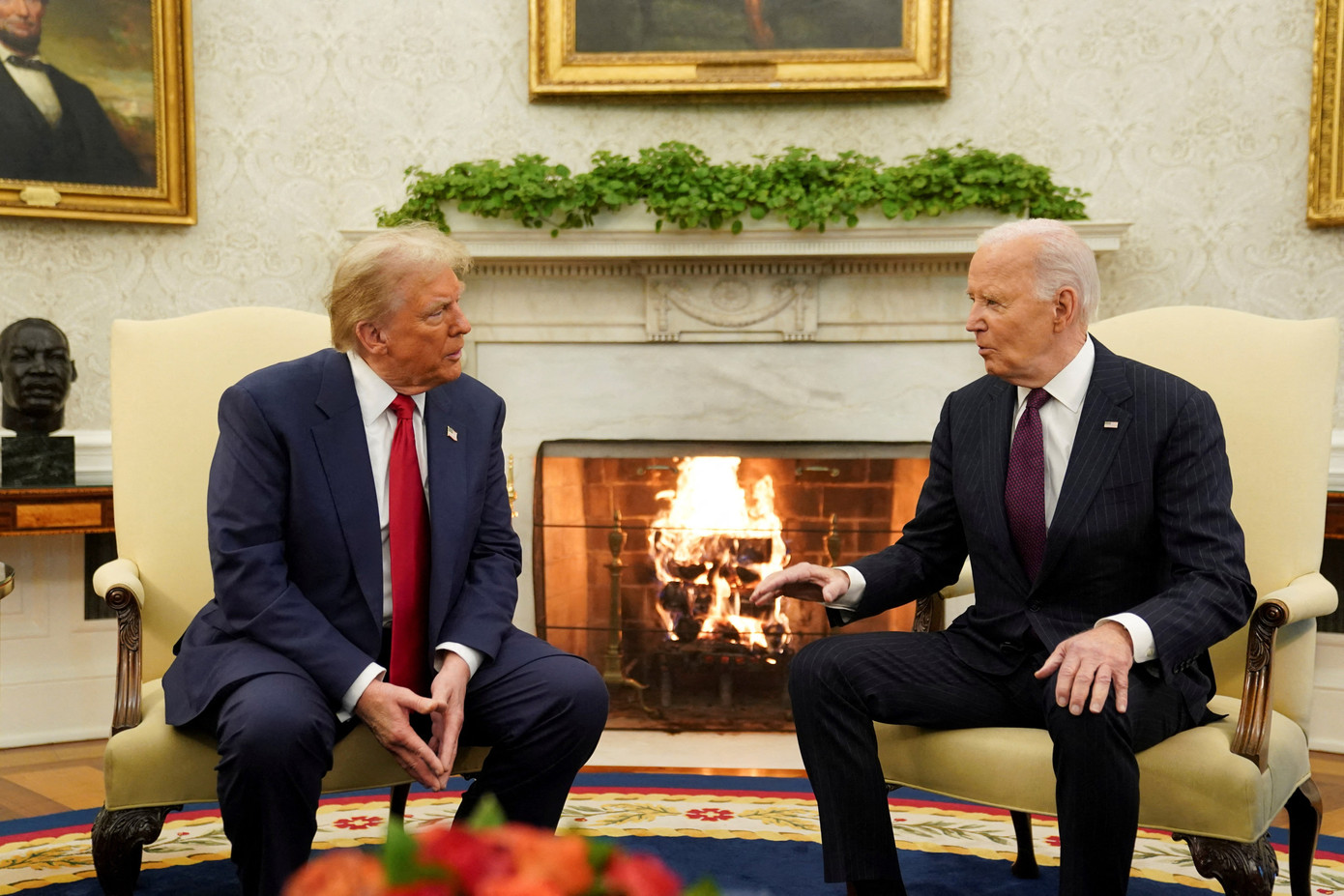 Ông Donald Trump và ông Joe Biden gặp nhau tại Nhà Trắng sau khi cuộc bầu cử kết thúc. (Ảnh: Reuters) Ông Donald Trump và ông Joe Biden gặp nhau tại Nhà Trắng sau khi cuộc bầu cử kết thúc. (Ảnh: Reuters)