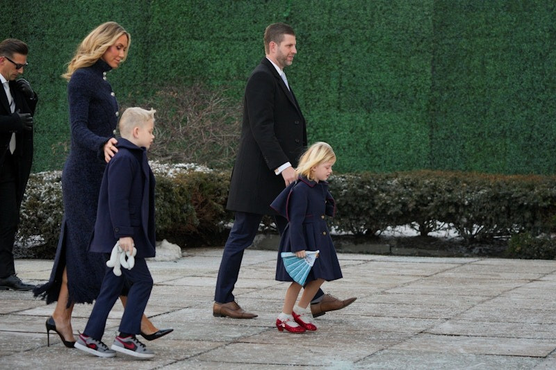 Con trai của ông Trump - Eric cùng vợ con. (Ảnh: Reuters)