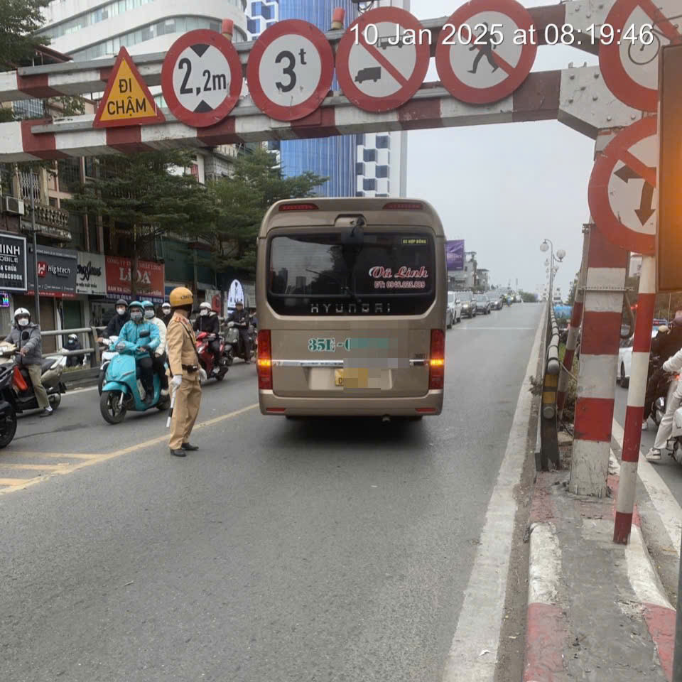 Chiếc xe khách vi phạm. Chiếc xe khách vi phạm.