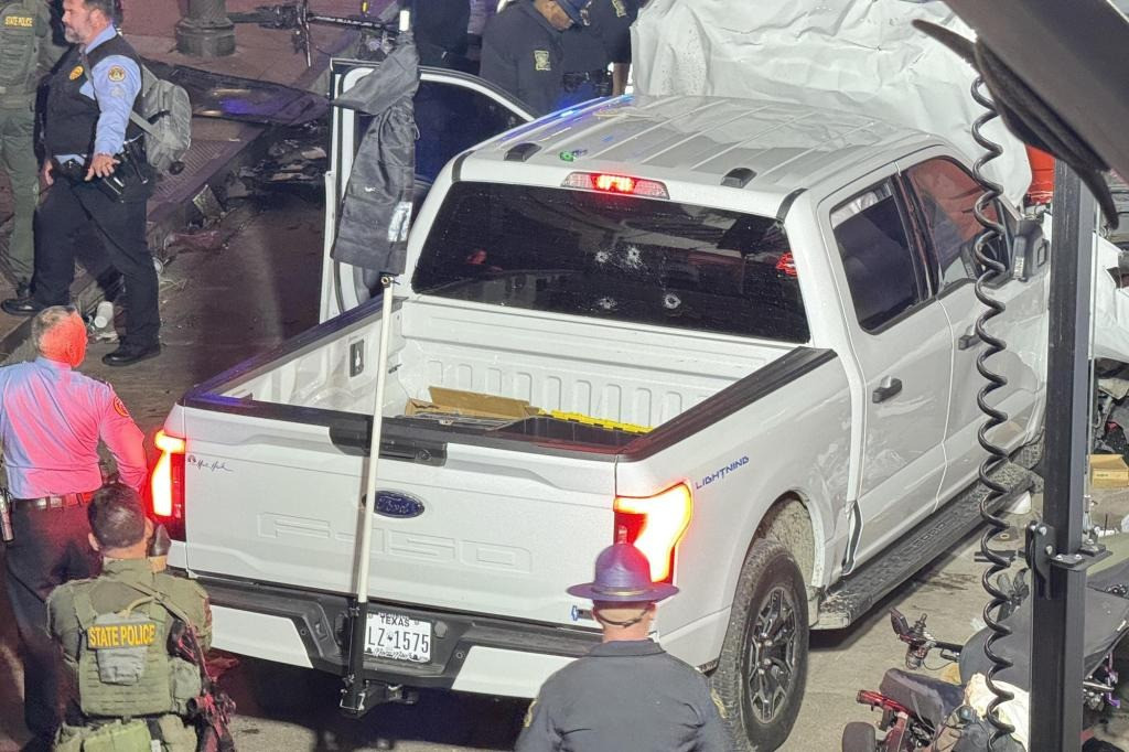 Trên xe gắn cờ IS. (Ảnh: NY Post)