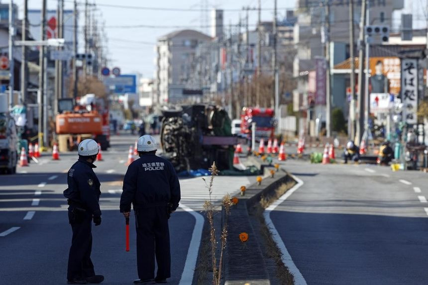 Chiếc xe tải được kéo lên, nhưng không tìm thấy tài xế trong cabin. (Ảnh: EPA - EFE)