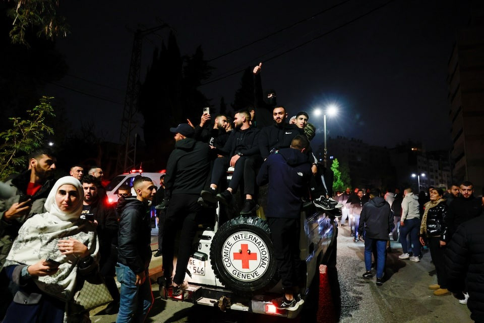 Người Palestine tụ tập chào đón các tù nhân được Israel trả tự do. (Ảnh: Reuters) Người Palestine tụ tập chào đón các tù nhân được Israel trả tự do. (Ảnh: Reuters)