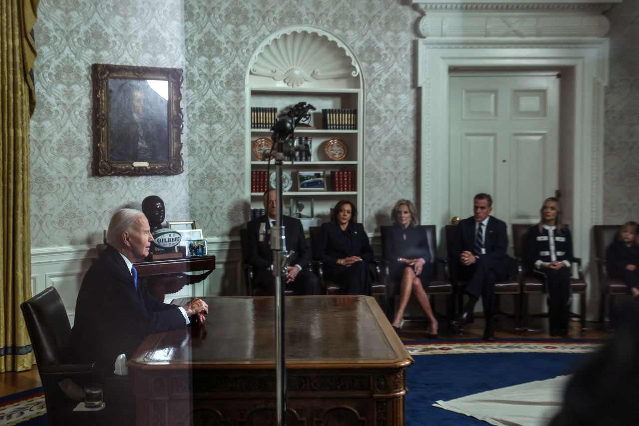 Phó Tổng thống Kamala Harris và Đệ nhất phu nhân Jill Biden có mặt khi ông Biden phát biểu. (Ảnh: CNN)