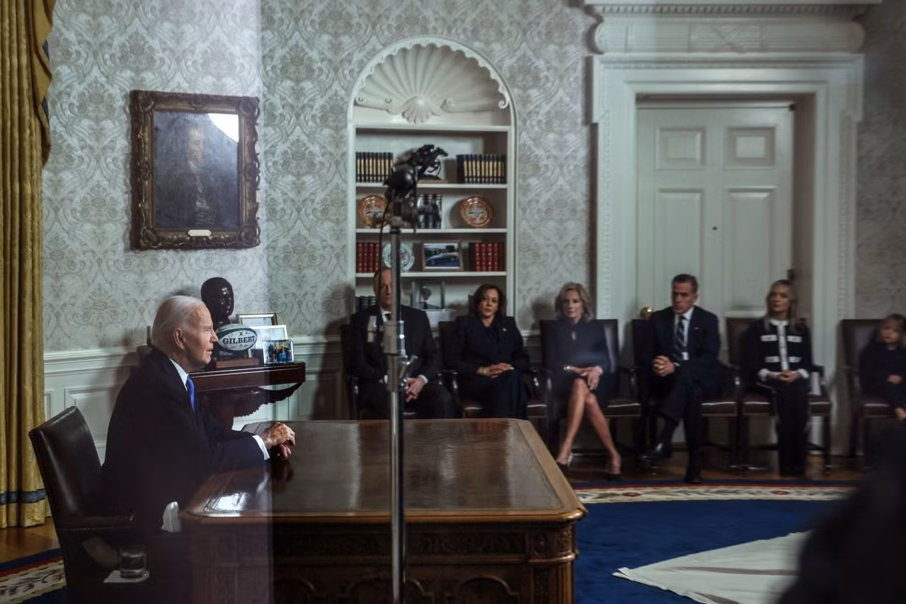 Phó Tổng thống Kamala Harris và Đệ nhất phu nhân Jill Biden có mặt khi ông Biden phát biểu. (Ảnh: CNN)