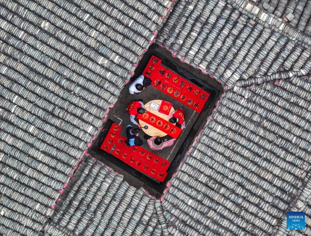 Viết câu đối mừng Tết ở Hồ Nam. (Ảnh: Tân Hoa Xã) Viết câu đối mừng Tết ở Hồ Nam. (Ảnh: Tân Hoa Xã)