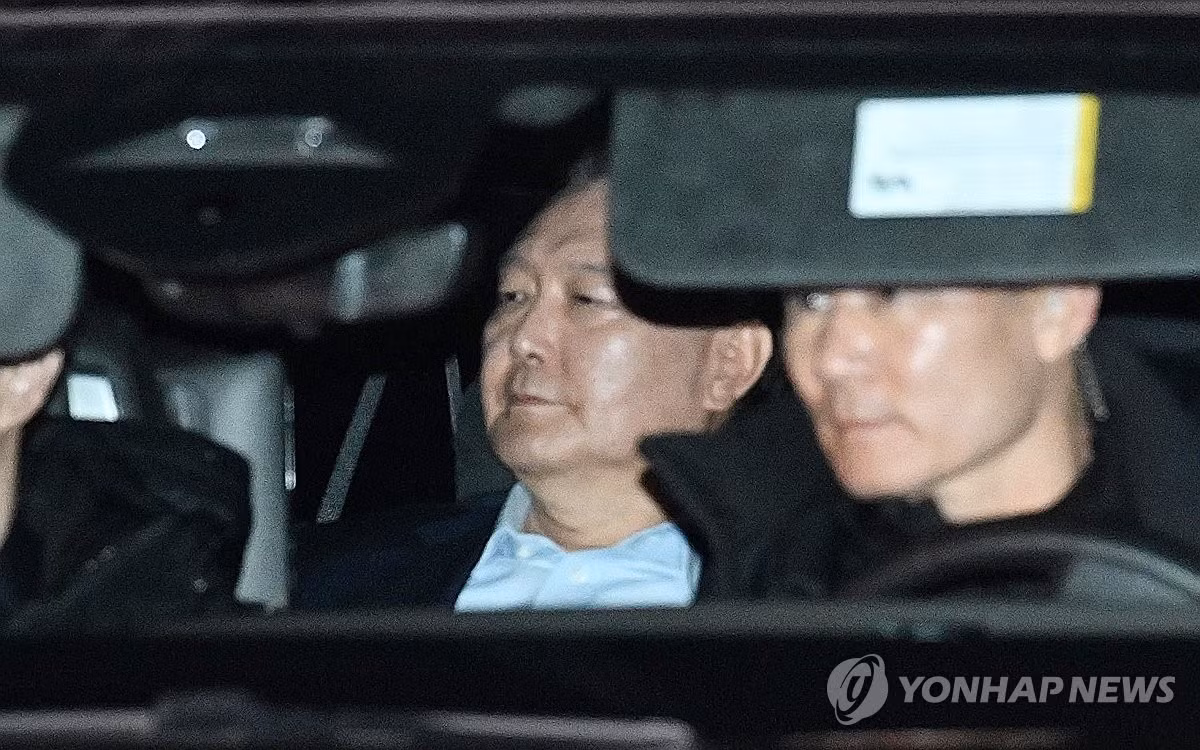 Tổng thống Yoon Suk Yeol được đưa đến trung tâm giam giữ tối 15/1. (Ảnh: Yonhap) Tổng thống Yoon Suk Yeol được đưa đến trung tâm giam giữ tối 15/1. (Ảnh: Yonhap)