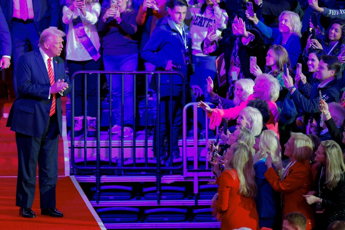 Ông Trump trò chuyện với những người ủng hộ trong cuộc mít tinh ngày 19/1. (Ảnh: Reuters)