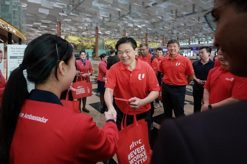 Thủ tướng Singapore Lawrence Wong tặng quà Tết cho nhân viên sân bay Changi. (Ảnh: Straitstimes) Thủ tướng Singapore Lawrence Wong tặng quà Tết cho nhân viên sân bay Changi. (Ảnh: Straitstimes)