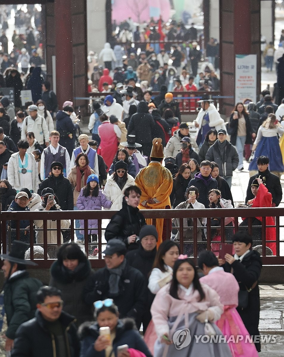 Du khách đổ về Cung điện Gyeongbok trong dịp Tết Nguyên đán năm 2025 ở Seoul. (Ảnh: Yonhap) Du khách đổ về Cung điện Gyeongbok trong dịp Tết Nguyên đán năm 2025 ở Seoul. (Ảnh: Yonhap)