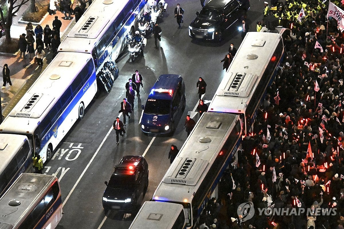 Tổng thống Yoon được đưa về trung tâm giam giữ sau khi tham dự phiên toà chiều 18/1. (Ảnh: Yonhap)