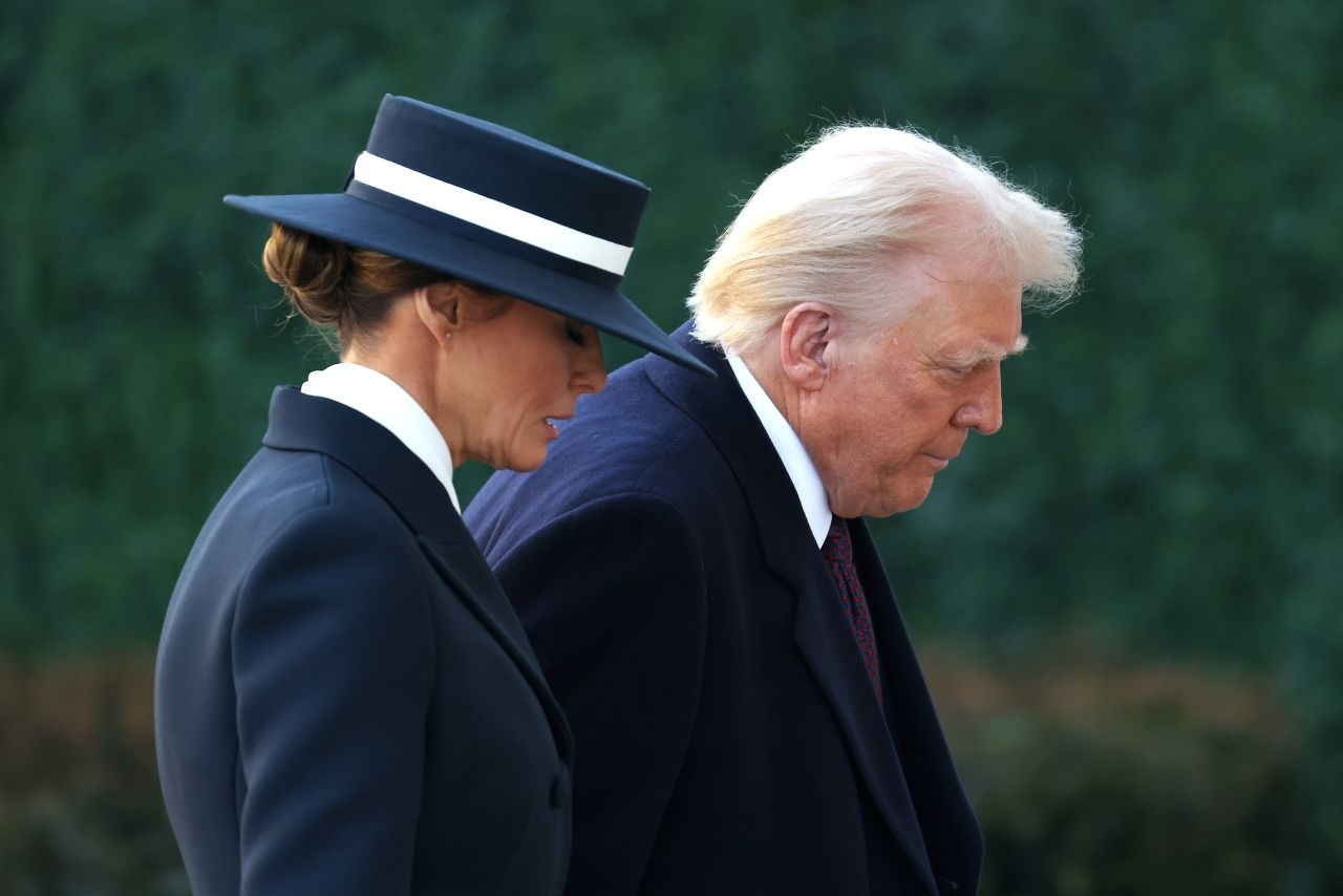 Ông Trump và phu nhân Melania lên đường đến nhà thờ làm lễ sáng 20/1. (Ảnh: Getty Images)