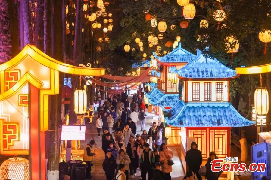 Đèn lồng rực sáng trên khắp các con phố ở Trung Quốc. (Ảnh: ECNS)